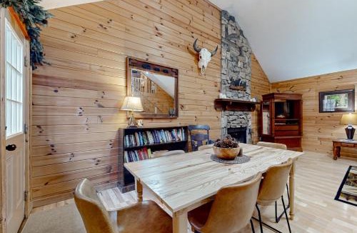 Townsend House | Serene Cabin Sleeps 6 Fire Pit Porch Hot Tub
