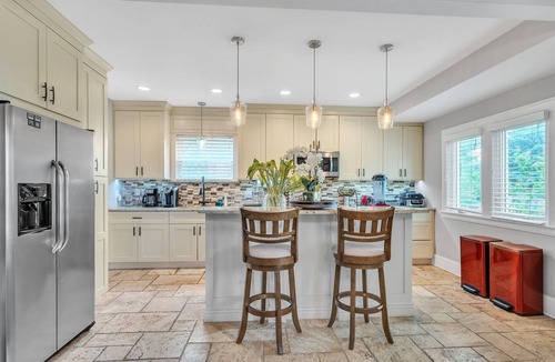 Des Plaines House | Serene & Charming 5BR Des Plaines Getaway by RedAwning