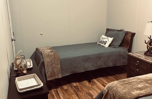 Benton Cabin | Serene Fishing Resort 3-bedroom lodge home with AC in lovely Benton