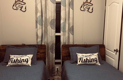 Benton Cabin | Serene Fishing Resort 3-bedroom lodge home with AC in lovely Benton