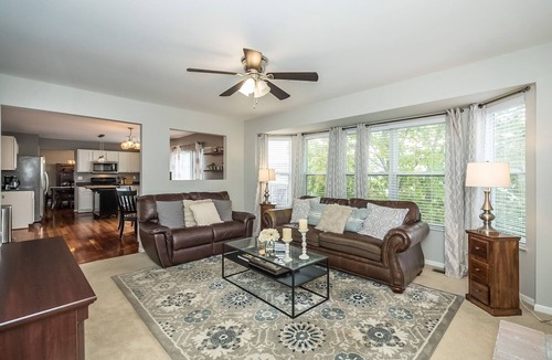 O'Fallon House | Serene Ivory*Fireplace*Fenced Yard* Dogs Welcome!