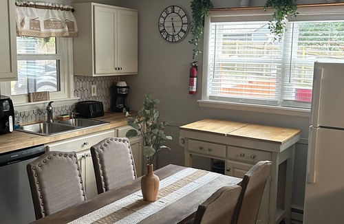 Mosby House | "Serene Retreat : Discover Richmond's Hidden Gem- Charming 3-Bd 1 bath Cottage"