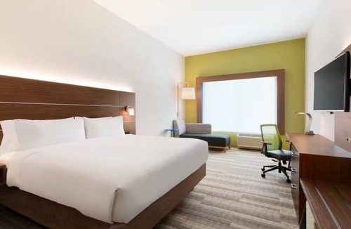Roselawn Finance Hotel | Serene Room w/Plush Bed & Private Bathroom Near Cincinnati Zoo – 15 Min Drive