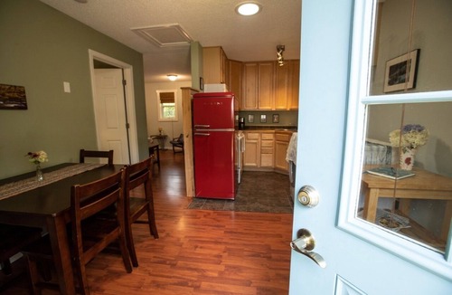 Bent Creek House | Serenity Cottage❤️Hot Tub Parkway Retreat w/kitchen & patio garden