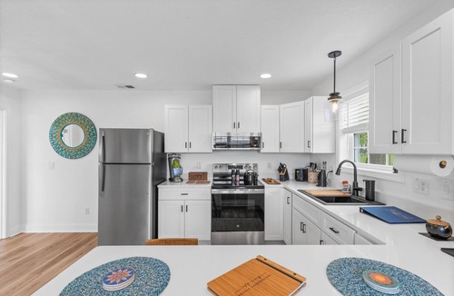 Sharps Chapel Villa | Serenity Villa: Luxurious Retreat with Hot Tub, Rooftop Deck & Mountain View's