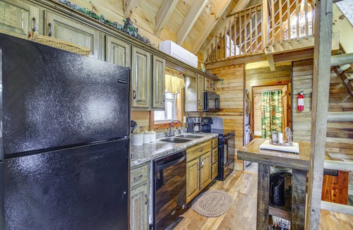 Sevierville Cabin | Sevierville Log Cabin w/Hot Tub Near Dollywood!
