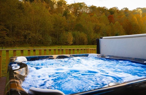 Blue Creek Cabin | Shawnee Forest Cabin · Hot Tub · Fire Pit · Creek