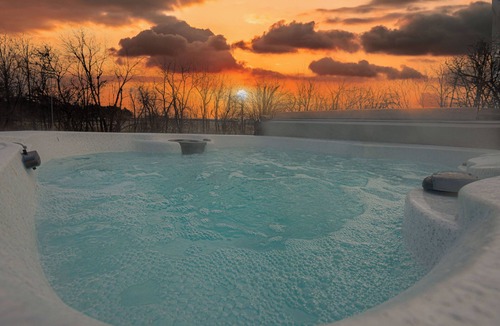 Shelbyville House | Shelby Stop on Bourbon Trail- HOT TUB and Pool. Pool is now Open