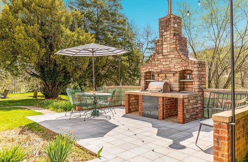 Edinburg House | Shenandoah Escape | Hot Tub · Fireplace · 4 Acres