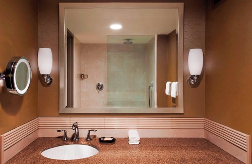 Greensboro Hotel | Sheraton Greensboro at Four Seasons