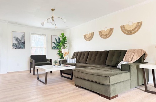 Evansville Apartment | Shoreham Luxe Vibrant 4BR 2,5BA with Waterfront