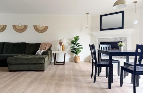 Evansville Apartment | Shoreham Luxe Vibrant 4BR 2,5BA with Waterfront