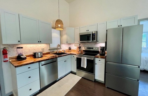 Fleetwood House | Silo Rose - Modern Cabin, Creekside, Foosball, Games, Firepit, 3 Suites, Dog Friendly