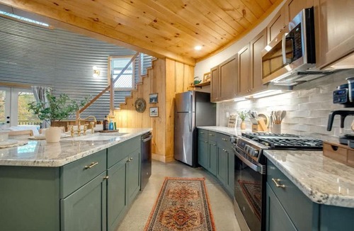 Lookout Valley Neighborhood Association House | Silo Stay with Pasture Views & Covered Hot Tub