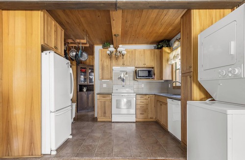 Simcoe House | SIMCOE SUITES - QUIET 3 BEDROOM HOUSE