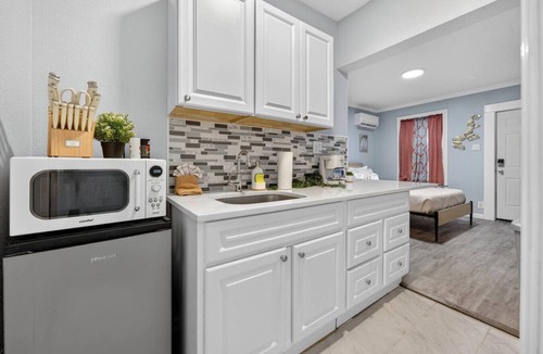 South Pensacola Cottage | Simple & Comfy Tiny Pensacola Studio