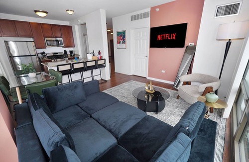 Printers Row Hotel | Skyline Luxury 19th Floor Retreat Near Grant Park