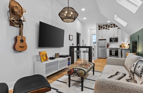 Eastwood House | Skylit Guest House, Walkable East Nash