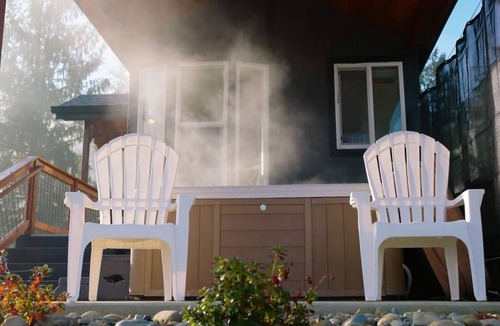 Monroe House | Skyriver Escape | Riverfront | Hot Tub | Relax!