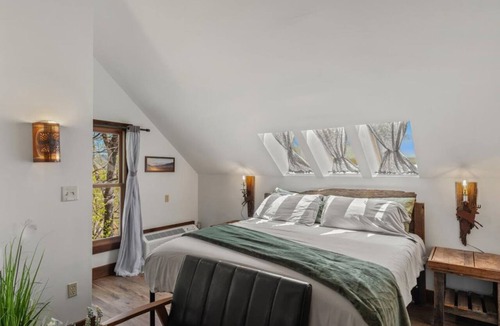 Townsend Hotel | Skyward Haven Room - Upper Lodge Mountain Retreat