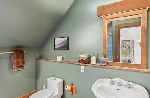 Townsend Hotel | Skyward Haven Room - Upper Lodge Mountain Retreat
