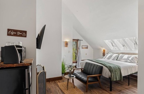 Townsend Hotel | Skyward Haven Room - Upper Lodge Mountain Retreat