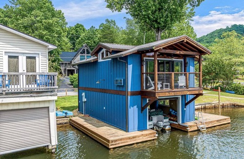 Landrum Apartment | Sleep Lakeside in Our Cozy Boathouse with Mtn Views