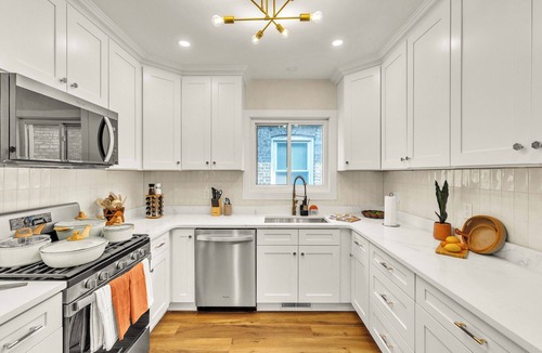Brookfield House | Sleeps 10 + Coffee bar + Game Room + Train to CHGO - Holiday Home