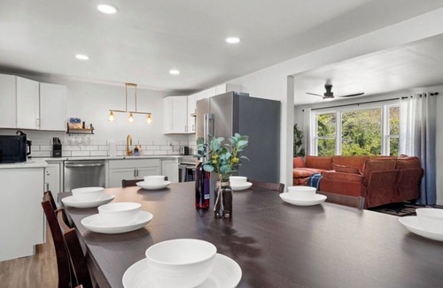 Summerlee House | Sleeps 16 Hot Tub Egg Chairs Pool Table 4 bedroom Near New River Gorge