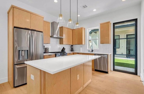 Riverside House | Sleeps 20, 5br Pool table, Chef's Kitchen, Pool