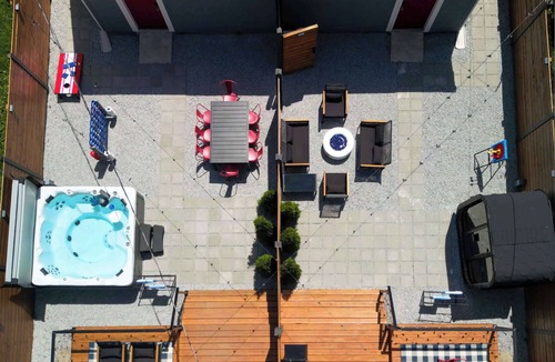 Near Eastside House | Sleeps 20 · Hot Tub · Cinema · Sauna · Arcade · BBQ · Close to Downtown