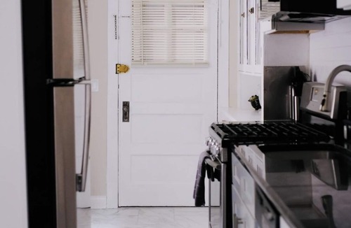 Irving Park East House | Sleeps 26 Modern Multi-Unit Gym Workspaces