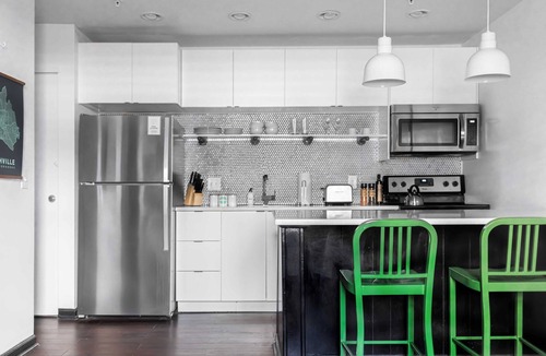 Sobro Cottage | Sleeps 8 4 Stylish Sobro Suites Near Music & Dining by Avantstay