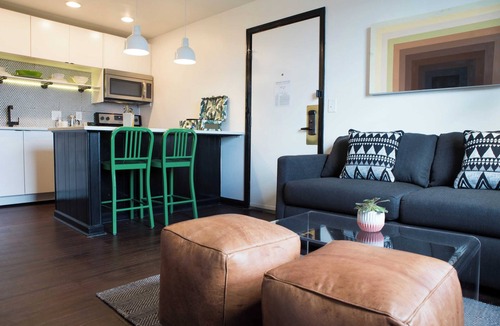 Sobro Cottage | Sleeps 8 4 Stylish Sobro Suites Near Music & Dining by Avantstay