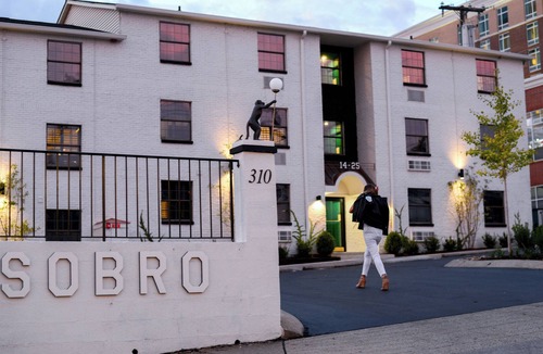 Rutledge Hill House | Sleeps 8 | 4 Stylish Suites in SoBro Near Music & Dining – by AvantStay