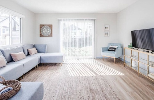 Norwood House | Sleepy Bee Bungalow 2B w/King Bed, 10 min to DT