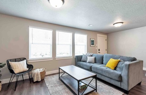 Vineyard Apartment | Sleepy Ridge Apt, Self Check-In, Parking