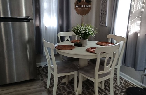 Carbondale House | Small and Cozy 3-bedroom house with AC in enchanting Carbondale