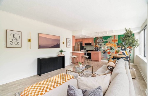 Downtown Knoxville Apartment | Smokey in Orangeland (On UTK campus)