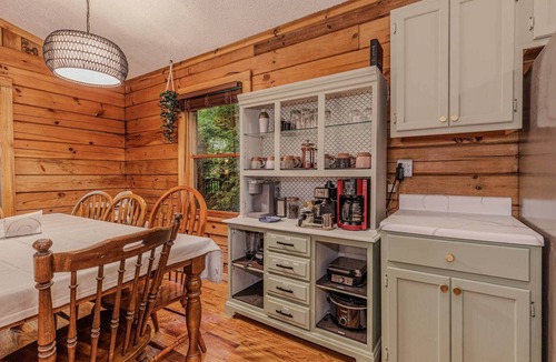 Cherokee House | Smoky Mountain Cabin: King Bed, Hot Tub, Zero Pet Fees, 15 Minutes to Train