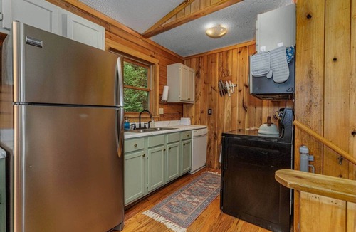 Cherokee House | Smoky Mountain Cabin: King Bed, Hot Tub, Zero Pet Fees, 15 Minutes to Train