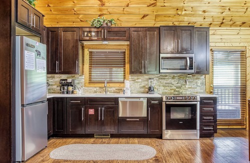 Black Bear Falls Cabin | Smoky Mountain Escape-Hot Tub, Game Room, & Resort Pool , WIFI
