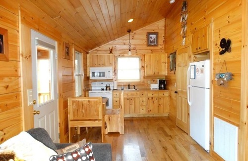 Hillsville Cabin | Snuggly WATERFRONT retreat awaits at Buck Creek Cabin near BR Parkway & I-77