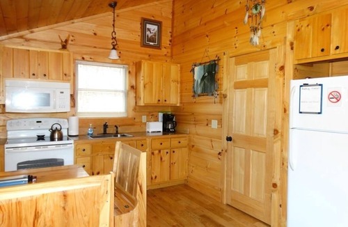 Hillsville Cabin | Snuggly WATERFRONT retreat awaits at Buck Creek Cabin near BR Parkway & I-77
