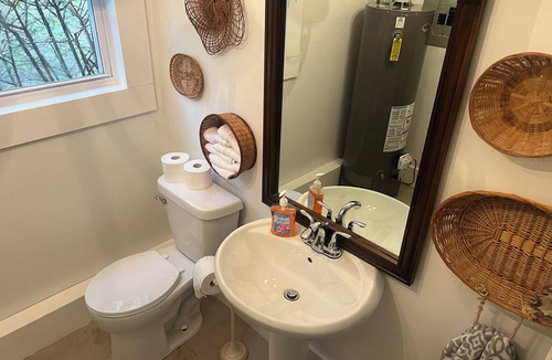 Middlebury Bed & Breakfast | Solar powered-Charming 1-Bedroom in Middlebury-Breakfast Available On Request