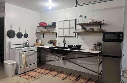 Middlebury Bed & Breakfast | Solar powered-Charming 1-Bedroom in Middlebury-Breakfast Available On Request