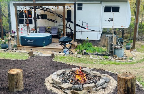 Trenton House | Somethin' Soulful Glamping Couples Retreat w/Jacuzzi