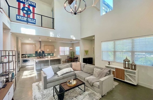 Shelby Hills House | Song Writer`s Retreat with Hot Tub - Near Broadway