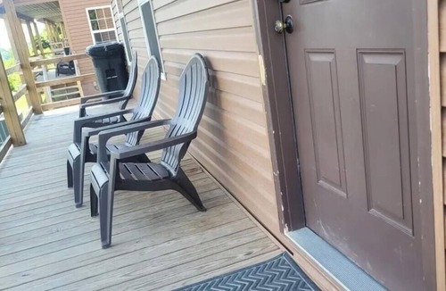 Bluewell Cabin | Soothing 1-bedroom cabin located at Gold & Blue cabins in Bluefield