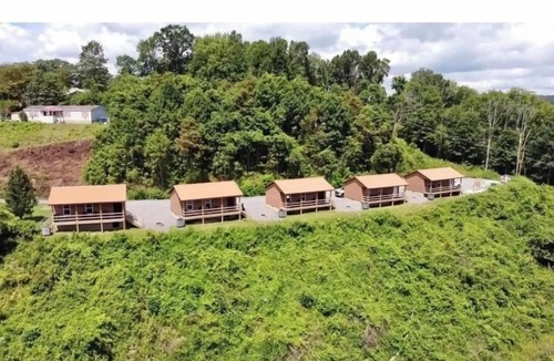 Bluewell Cabin | Soothing 1-bedroom cabin located at Gold & Blue cabins in Bluefield